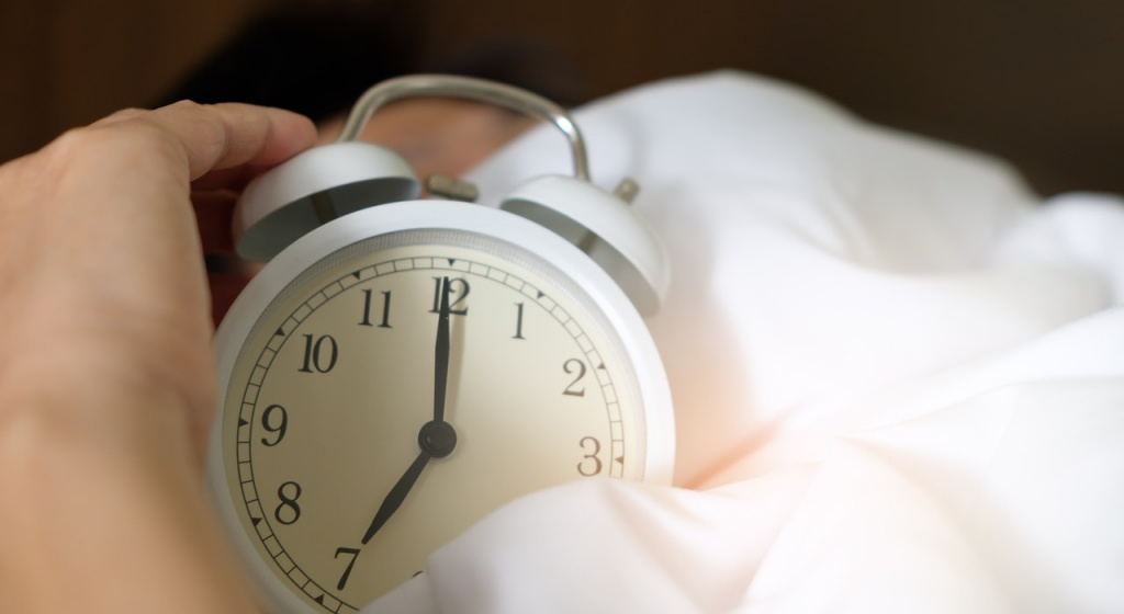 хронотип, вставать рано, рано вставать, как рано вставать, как вставать рано, как рано просыпаться, как стать жаворонком, как сове стать жаворонком, человек сова, как перестать быть совой, что такое хронотип, как быть бодрым с утра, циклы сна, фаза сна