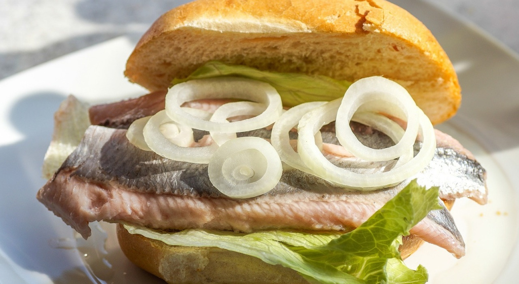 Витамин Д в жирной рыбе витамин Д, витамин D, витамин D2, витамин D3, в каких продуктах содержится витамин Д, витамин Д в рыбе, витамина Д в лекарственной форме, кальциферол, эргокальциферол, холекальциферол, дефицит витамина Д, переизбыток витамина D, витамин Д польза, продукты содержащие витамин Д, какие продукты содержат витамин Д, витамин солнца