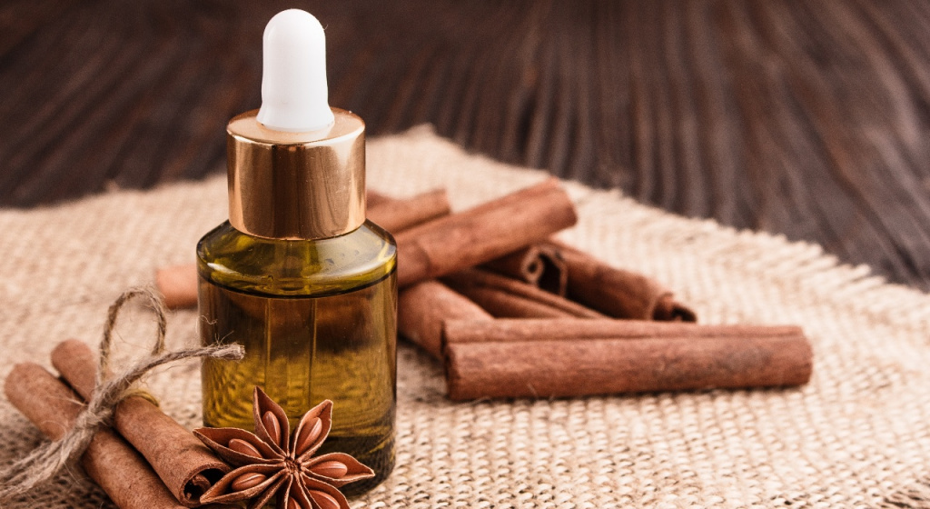 эфирные масла, противовирусные эфирные масла, эфирные масла при вирусных заболеваниях, эфирное масло чайного дерева свойства, эфирное масло эвкалипта, антивирусное эфирное масло, эфирные масла против вирусов, эфирные масла от простуды, эфирные масла от вирусов, профилактика простуды, укреплять иммунитет, эфирное масло чайного дерева, эвкалиптовое масло применение, эфирное масло лимона, эфирное масло чеснока, эфирное масло корицы, простудные заболевания, коричный альдегид, коричное эфирное масло, способы применения эфирных масел