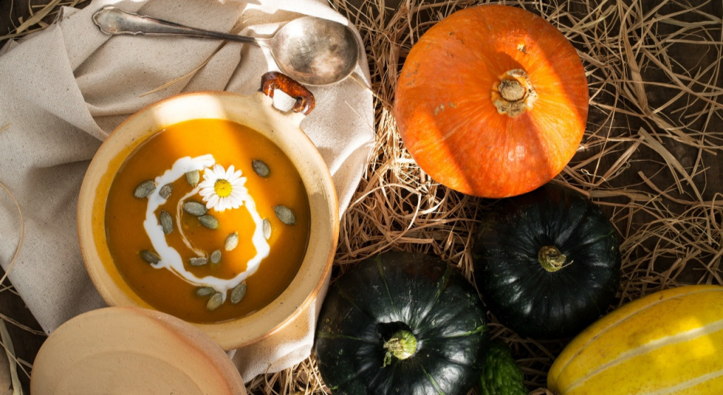 тыква, тыквенное пюре, что можно приготовить из тыквы, блюда из тыквы, тыква полезна, польза тыквы, какие витамины содержит тыква, тыквенные семечки, семечки тыквы, крем-суп из тыквы, тыквенные оладьи, тыквенный пирог, тыквенный латте, тыквенный хлеб