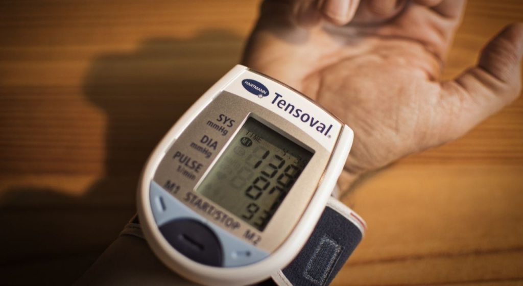 тонометр на запястье.jpg тонометр на запястье.jpg