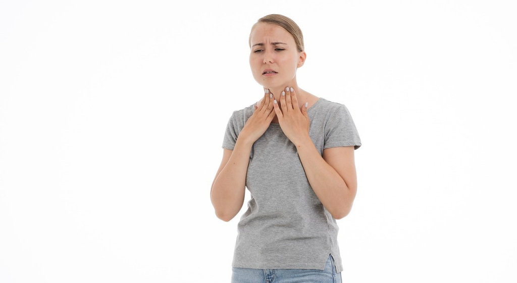 антисептические спреи для горла как выбрать спрей для горла, спрей для горла с антибиотиком, спреем для горла с антибиотиком для детей, спрей от боли в горле, тантум верде, спрей для горла, фарингосепт, противовоспалительные спреи для горла, средства для лечения ангины, медикаменты, препараты, лекарственные средства, першение в горле, боль в горле