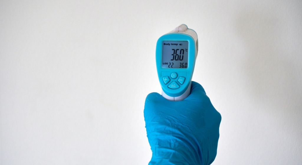 Повышенная температура: почему возникает без причины и когда пора бить тревогу