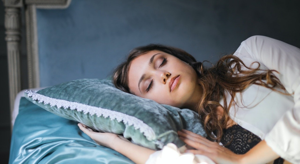 зачем мы спим сон, почему мозг не спит, фазы сна, быстрый сон, медленный сон, что такое сон, сон это, фазы сна человека, как работает мозг во время сна, что делает мозг во время сна, глубокий сон, сновидения, осознанные сновидения, зачем мы спим, во время сна, интересные факты о человеческом сне, сколько нужно спать в сутки взрослому человеку, циклы сна