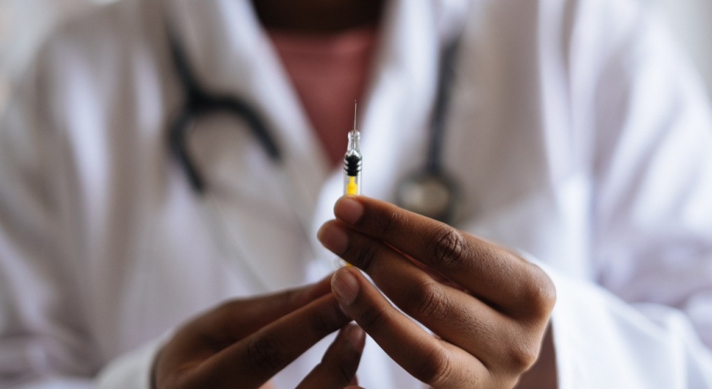 простуда, ОРВИ, ОРЗ, грипп, инфекции дыхательных путей, симптомы простуды, ларингит, ринит, тонзиллит, фарингит, бронхит, назофарингит, симптомы гриппа, осложнения гриппа, чем опасен менингит, противовирусные препараты, чем отличается грипп от простуды и ОРВИ, специфические симптомы