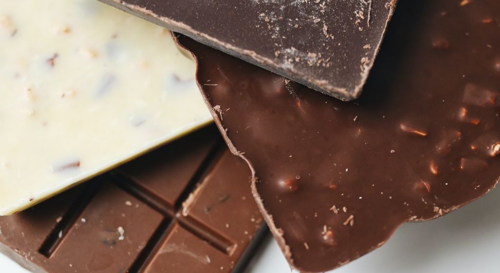 Как выбрать черный шоколад шоколад, горький шоколад, темный шоколад, как шоколад влияет на мозг, как шоколад влияет на настроение, как горький шоколад влияет на мозг, калорийность горького шоколада, горький шоколад польза и вред, черный шоколад, польза черного шоколада, чем полезен черный шоколад, сколько калорий в черном шоколаде, сколько черного шоколада можно в день, умственная деятельность, умственная работа, мозговая активность, повышение мозговой активности, умственная работа сжигает калории, средство для улучшения мозговой деятельности, польза шоколада, виды шоколада, шоколад вред, как выбрать черный шоколад