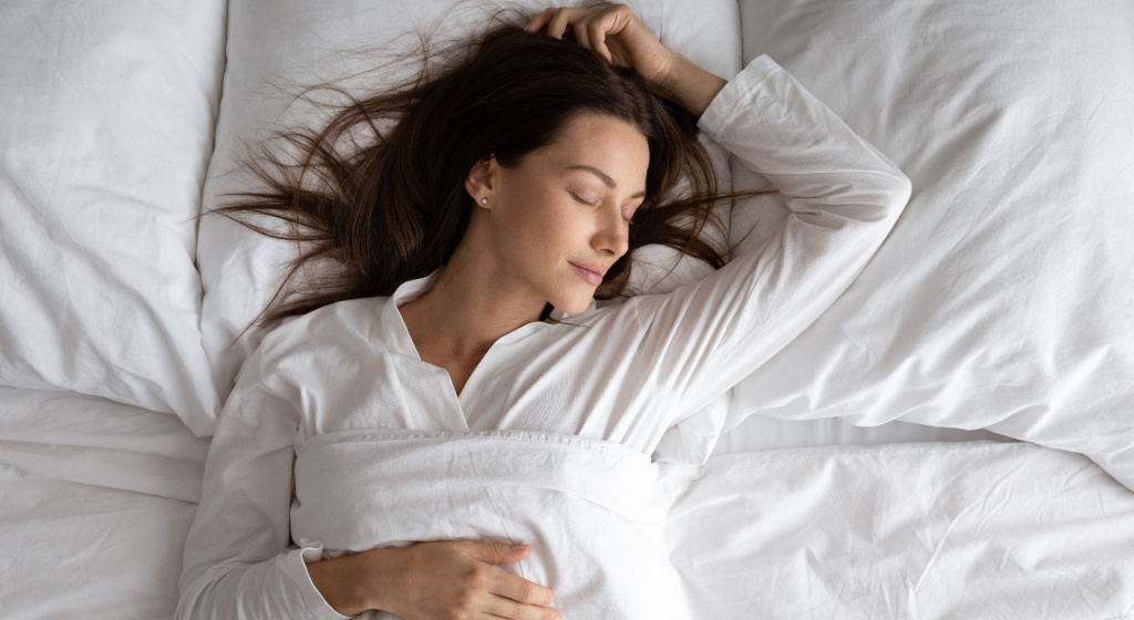 почему человек дергается во сне, дергаются ноги при засыпании, почему при засыпании дергается тело, почему люди дергаются во сне, движения руками во сне, движения во время сна, дергается нога во сне, человек дергается во сне, почему во сне дергаются руки и ноги, как не дергаться во сне, резкие движения во время сна, резкие движения во сне