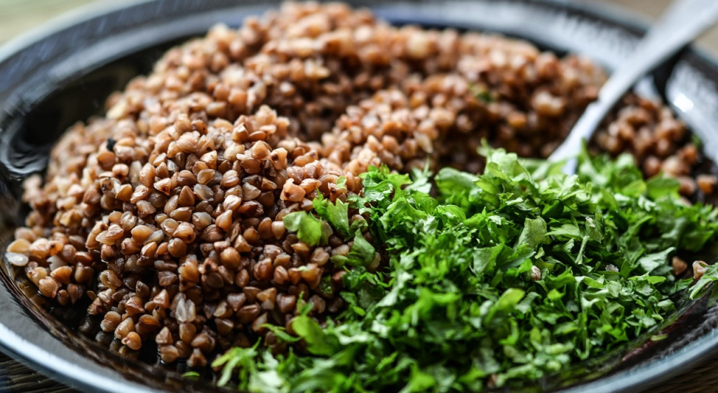 самая полезная каша, какая каша самая полезная, гречка, чем полезна гречка, гречневая крупа, гречневая каша, полезные вещества в гречке, киноа, пищевая ценность гречки, зеленая греxка, калорийность гречки, самая полезная крупа, сколько питательных веществ в гречке, зеленая гречка, гречка для похудения, можно ли есть гречку каждый день