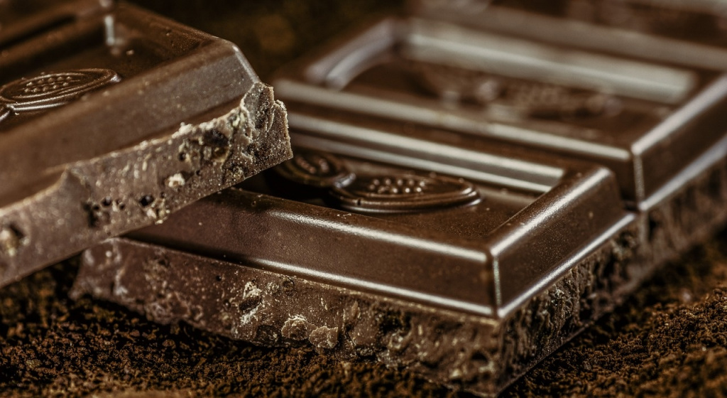 Черный шоколад шоколад, горький шоколад, темный шоколад, как шоколад влияет на мозг, как шоколад влияет на настроение, как горький шоколад влияет на мозг, калорийность горького шоколада, горький шоколад польза и вред, черный шоколад, польза черного шоколада, чем полезен черный шоколад, сколько калорий в черном шоколаде, сколько черного шоколада можно в день, умственная деятельность, умственная работа, мозговая активность, повышение мозговой активности, умственная работа сжигает калории, средство для улучшения мозговой деятельности, польза шоколада, виды шоколада, шоколад вред, как выбрать черный шоколад